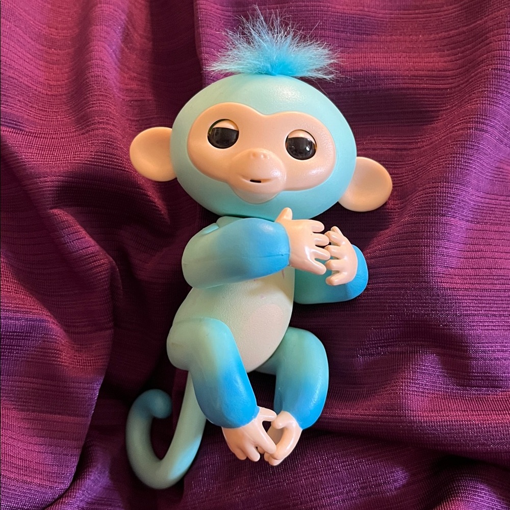 Wowee Fingerlings Baby Monkey blue tan interactive electronic battery toy talks